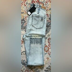 Scalloped embroidered eyelet hem capris jeans color chambray size 8